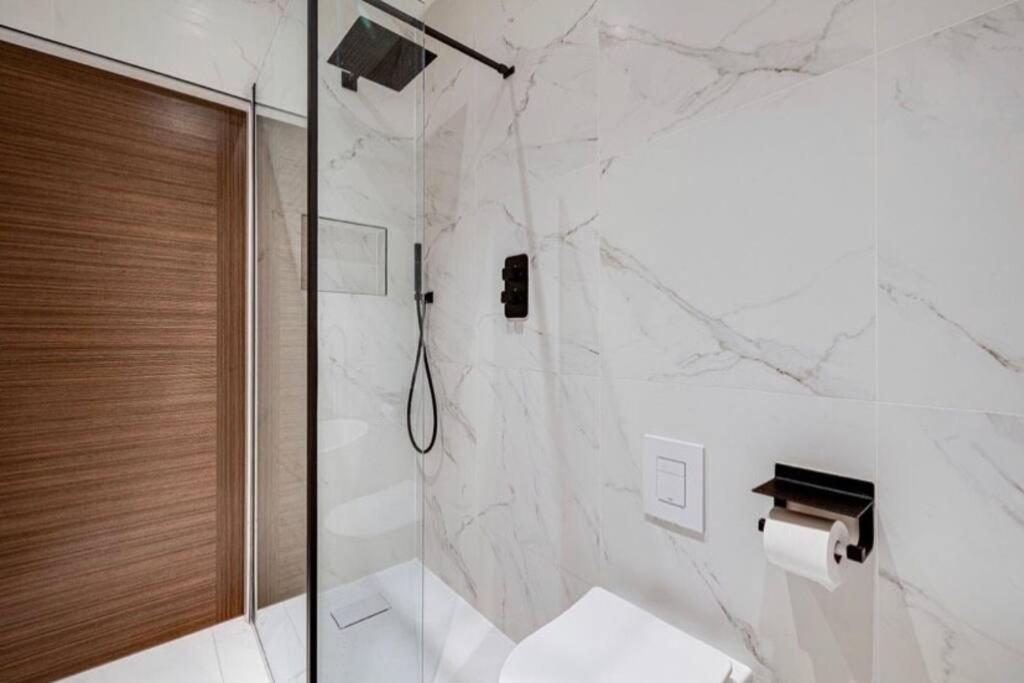 Luxury Apartment: City Centre, Stylish, Modern Честър Екстериор снимка